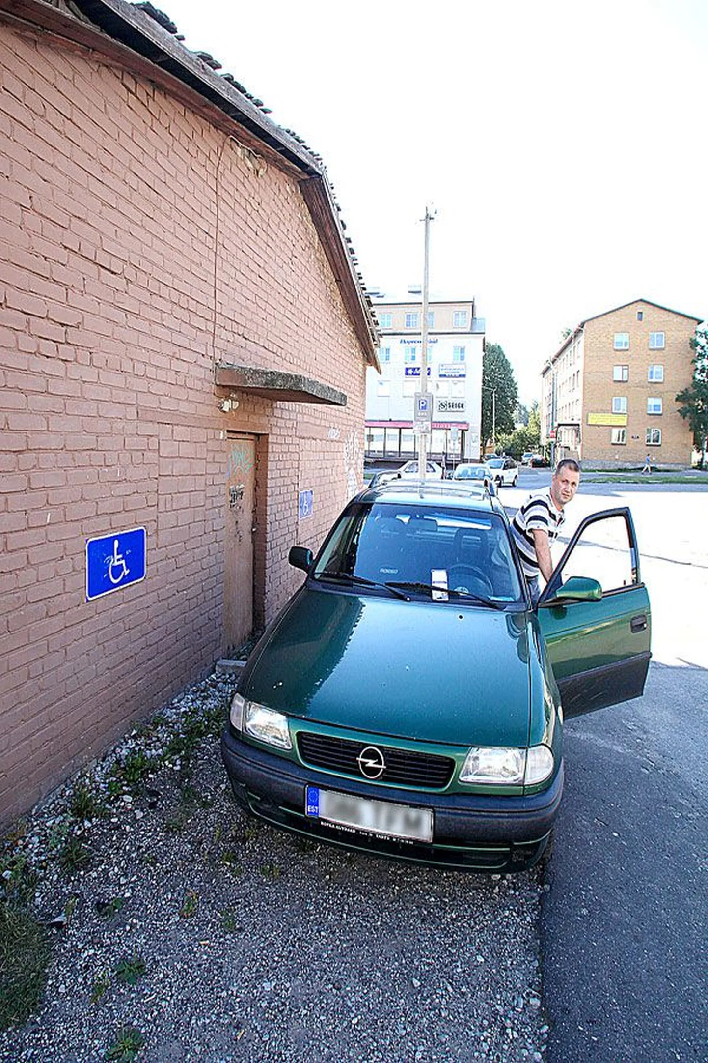 Liikumispuudega Ahto Laur vana kaubamaja taga Europargi parklas.