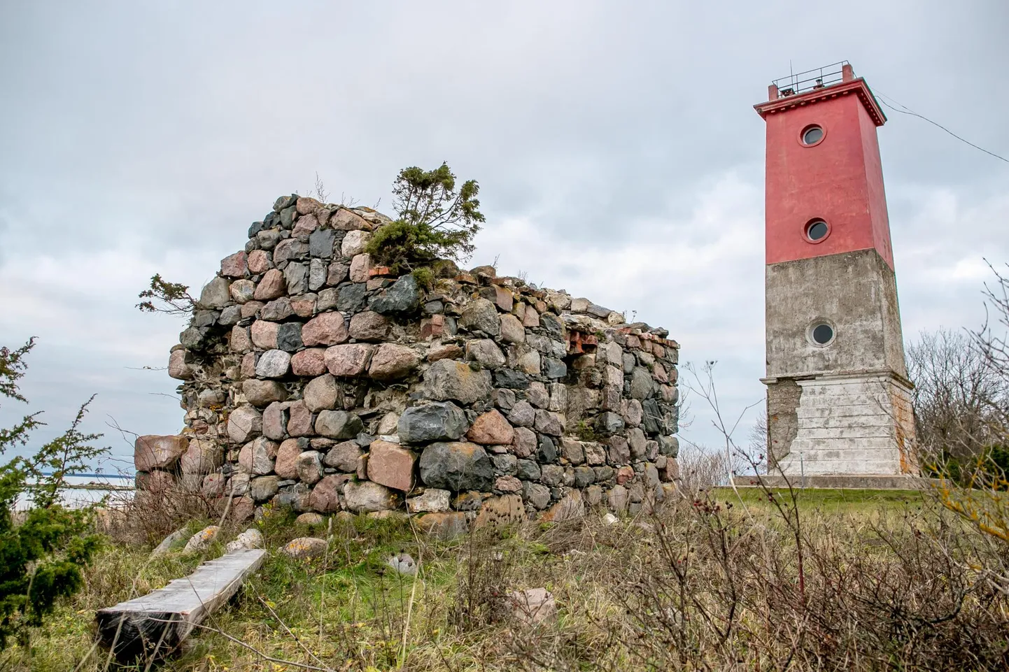 Virtsu 1951. aastal ehitatud tuletorni juures on säilinud sinna 1882. aastal ehitatud õliaida varemed.