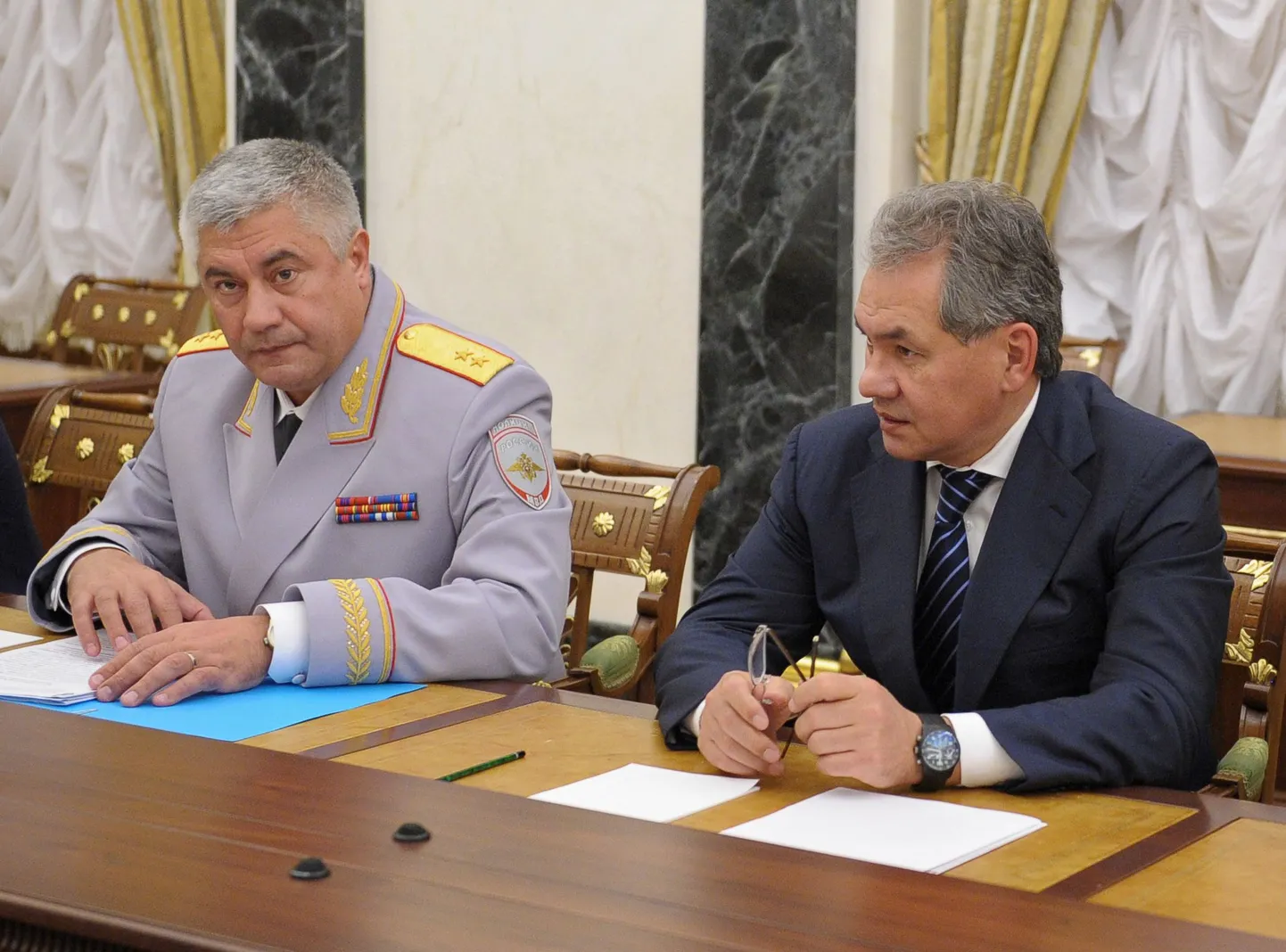 Vene siseminister Vladimir Kolokoltsev ja kaitseminister Sergei Šoigu (paremal) julgeolekunõukogu istungil 9. novembril.