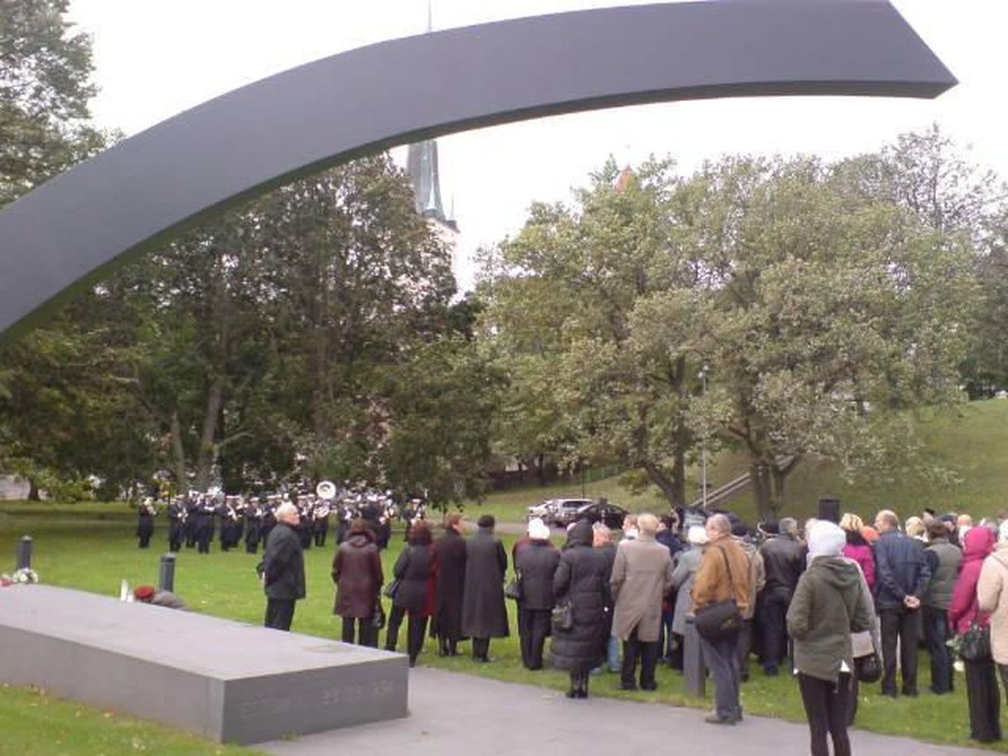 Церемония у памятника жертвам катастрофы на пароме "Эстония".