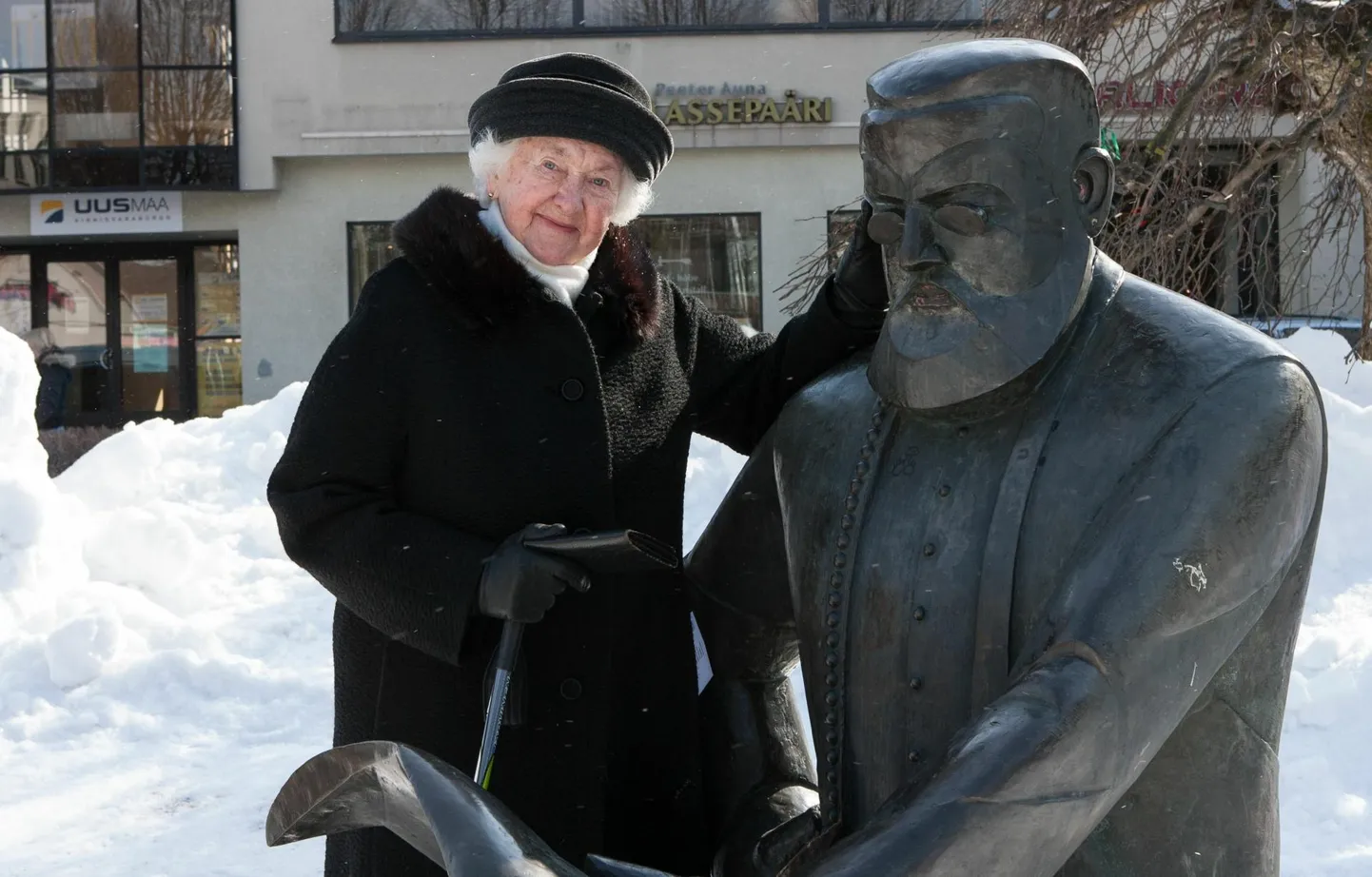 Leida Leiur 2013. aastal Viljandi kesklinnas Carl Robert Jakobsoni kuju juures.