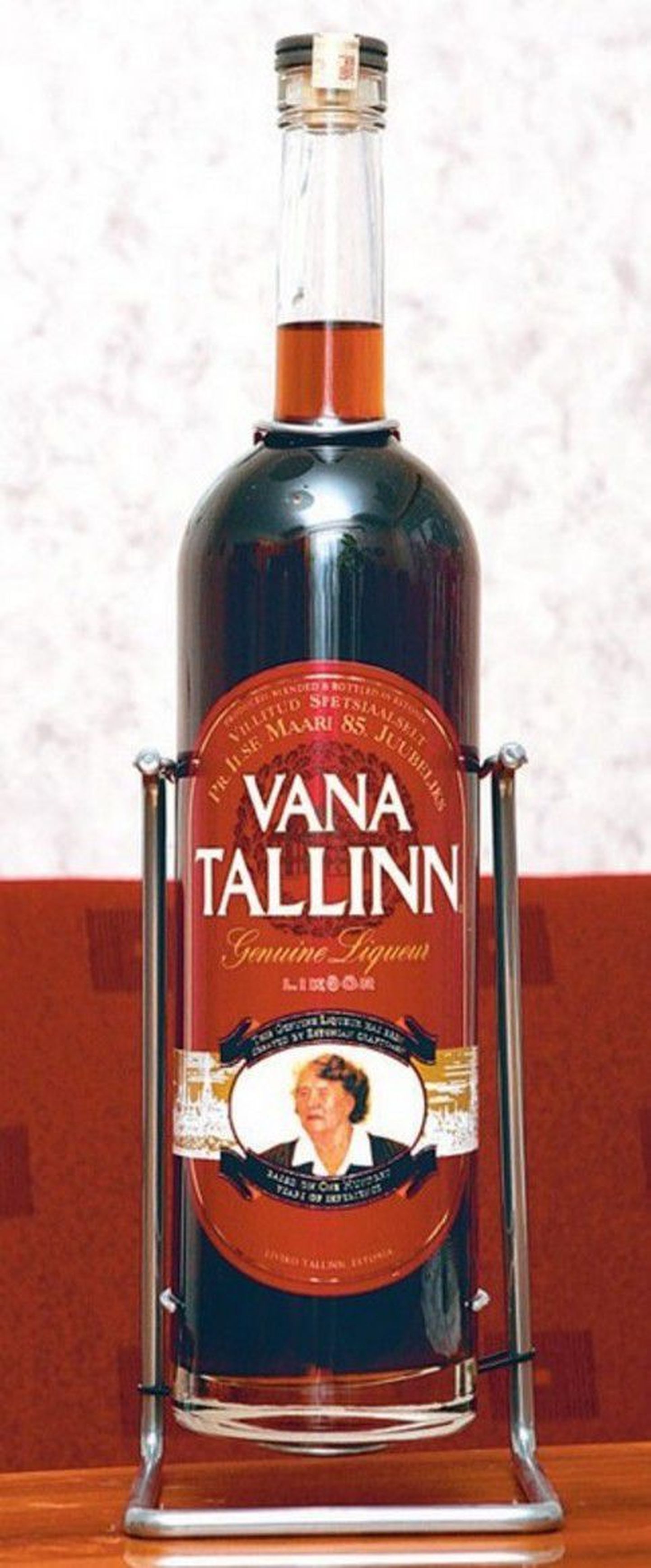 Ilse Maarile kingitud portreega
Vana Tallinna pudel ja likööri
85 miljones pudel.