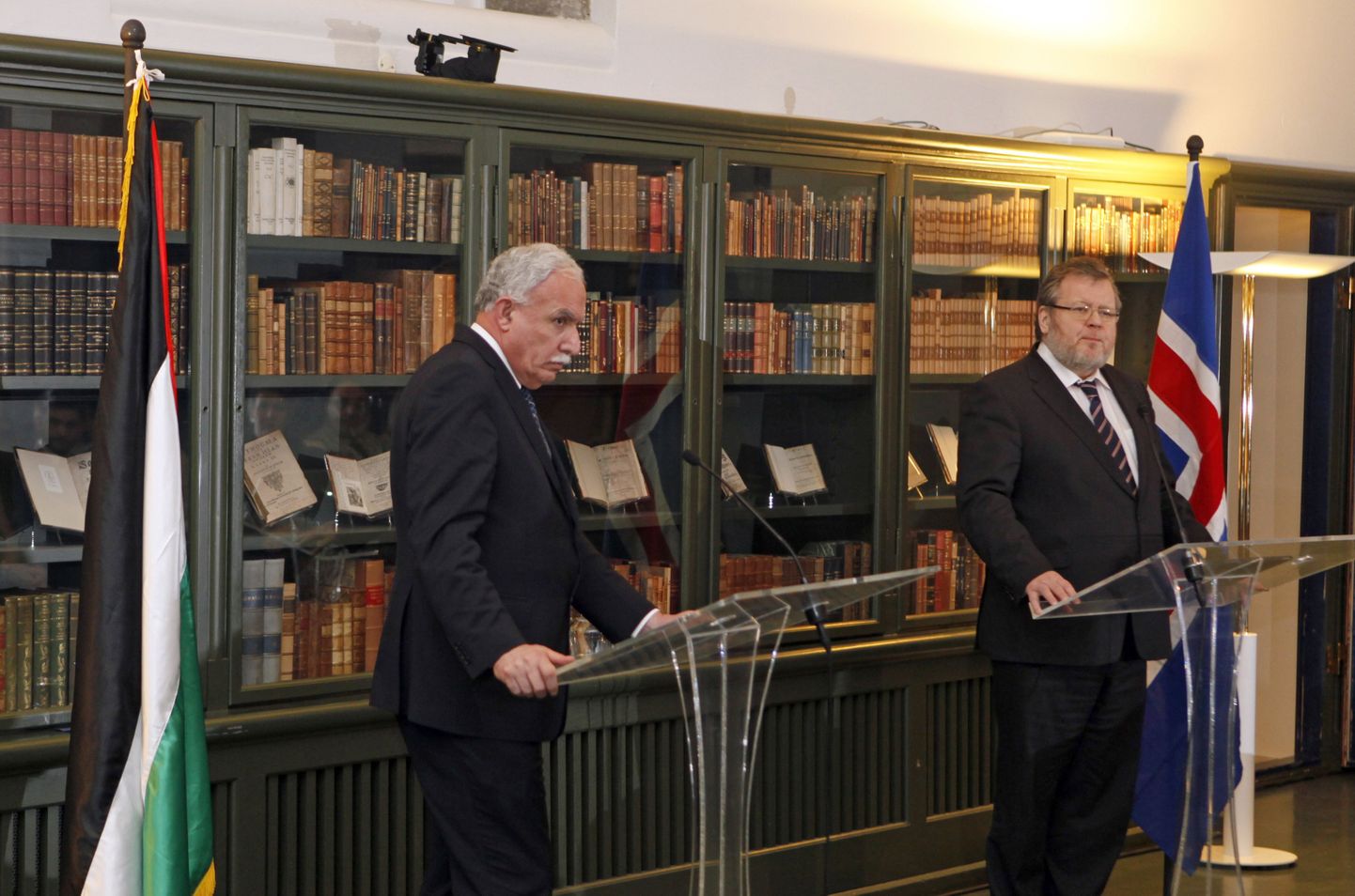 Islandi välisminister Össur Skarphéðinsson(paremal) tänasel tseremoonial Palestiina väliministri  Riyad al-Malkiga.
