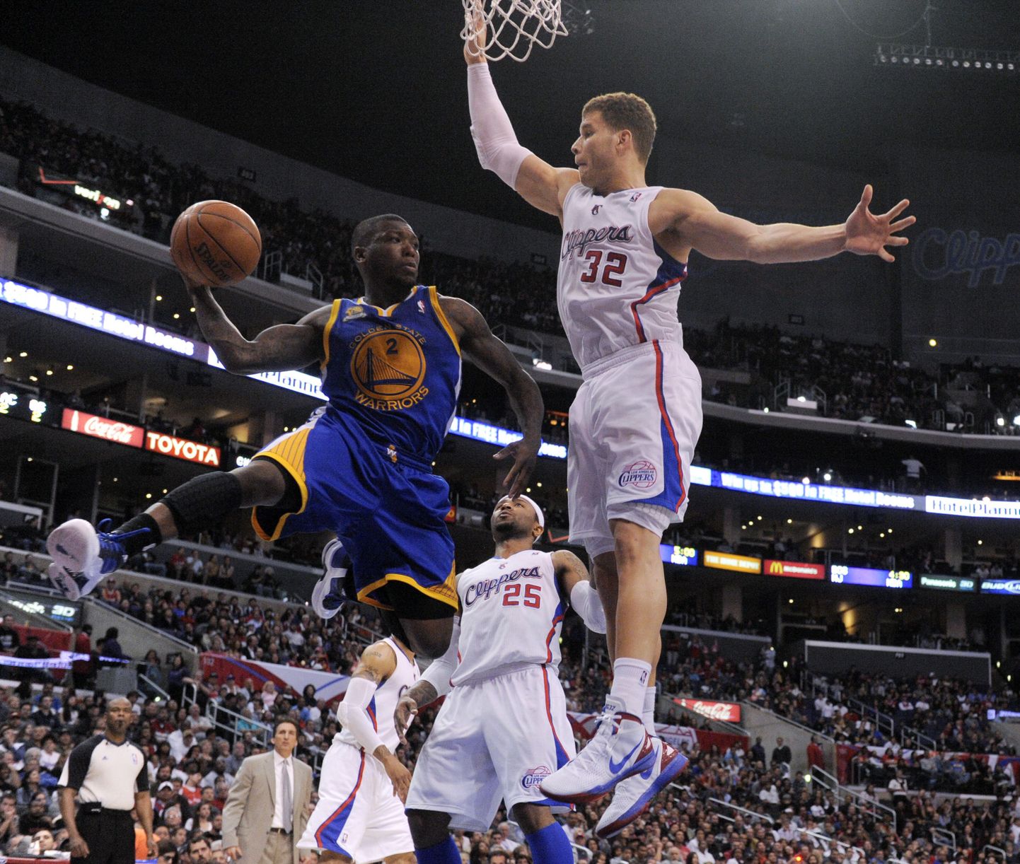 Golden State Warriorsi tagamängija Nate Robinson (vasakul) Los Angeles Clippersi ääre Blake Griffini vastu.