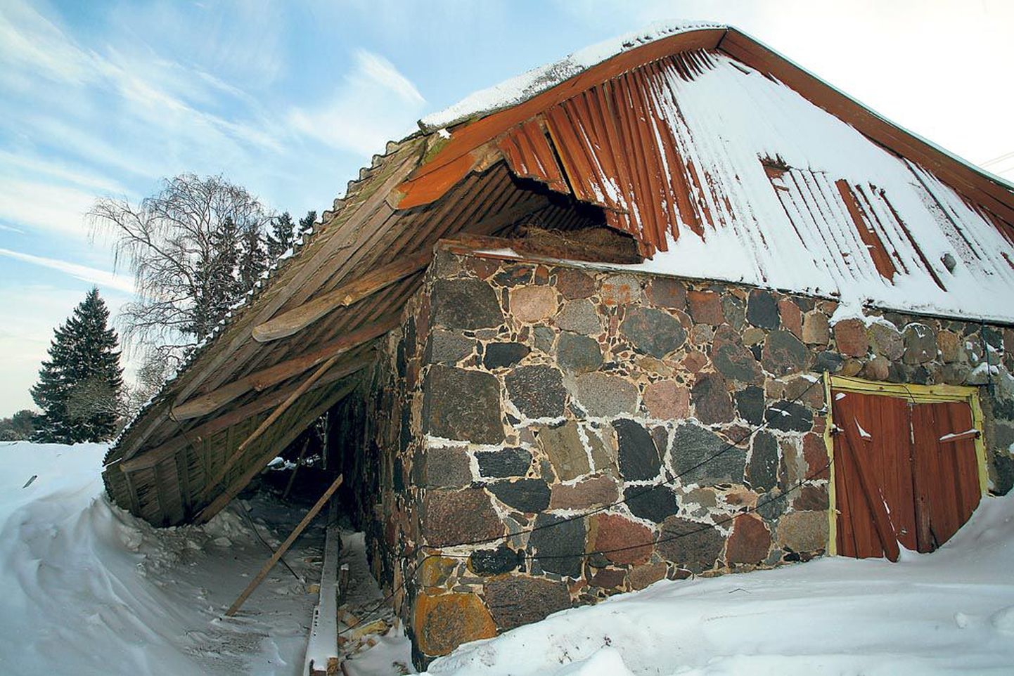 Pika, ligemale 110 aasta vanuse elu- ja rehehoone katus ei pidanud poole meetri paksusele lumele vastu, kuid maakivimüürid seisavad endiselt püsti.