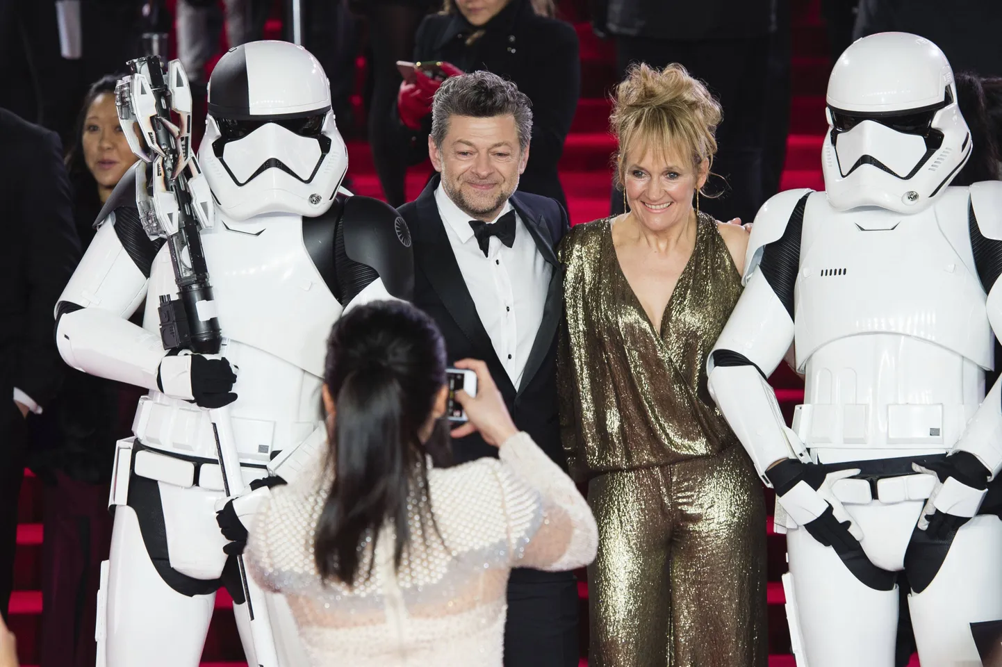 Andy Serkis ja Gattin Loraine Ashbourne filmi Star Wars Euroopa esilinastusel Londonis.