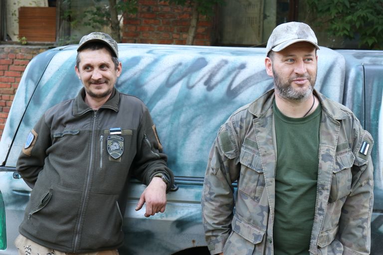 Ukraina natsionialistide organisatsiooni (OUN) pataljoni ülem Aleksei Kolupov (paremal) oma üksuse baasis Ida-Ukraina rindel Izjumi kandis koos oma pataljoni sõduriga, kelle kutsung on Buk.