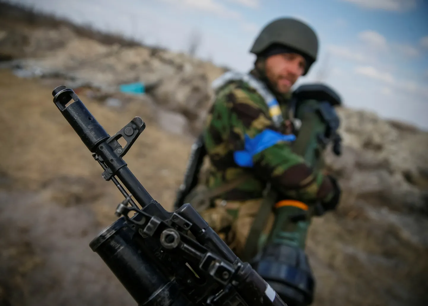Ukraina sõdur hoiab käes kaasaskantavat tankitõrjerelva.