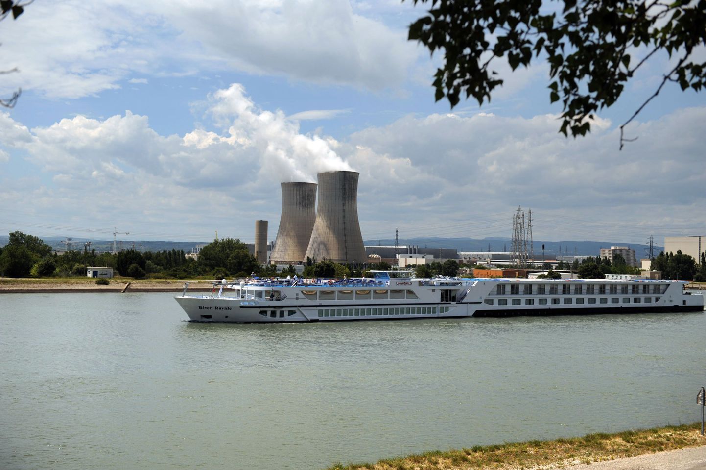 Prantsusmaa lõunaosas, Rhône'i orus asuva Bollène'i linnakese tuumajaam.