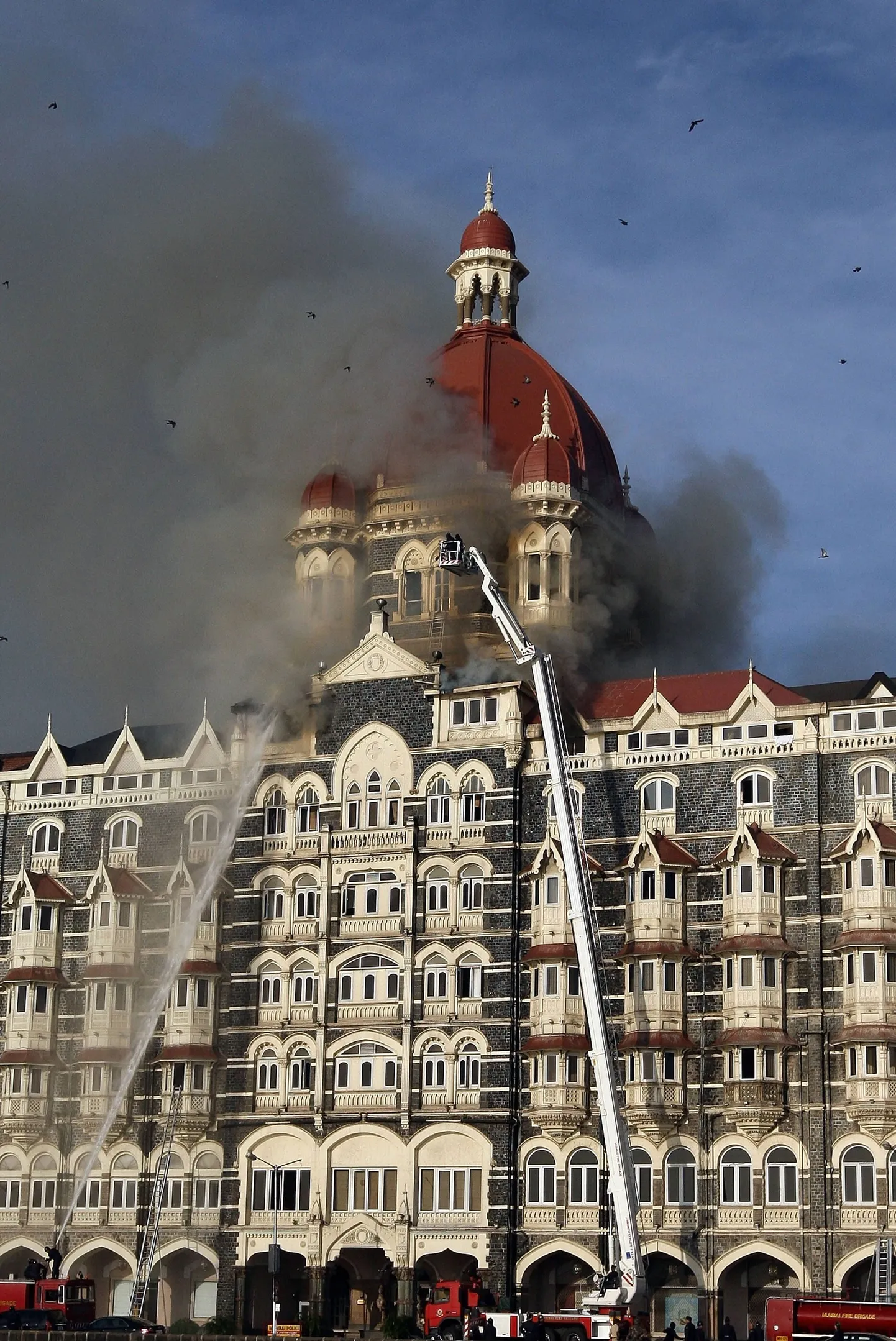 Tuletõrjuja kustutavad Mumbais asuvat Taj Mahal Palace'i hotelli.