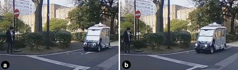 Paremal on auto tähelepanu suunatud tee ääres seisvale inimesele. Jalakäijale on kohe selge, millega robot tegeleb.