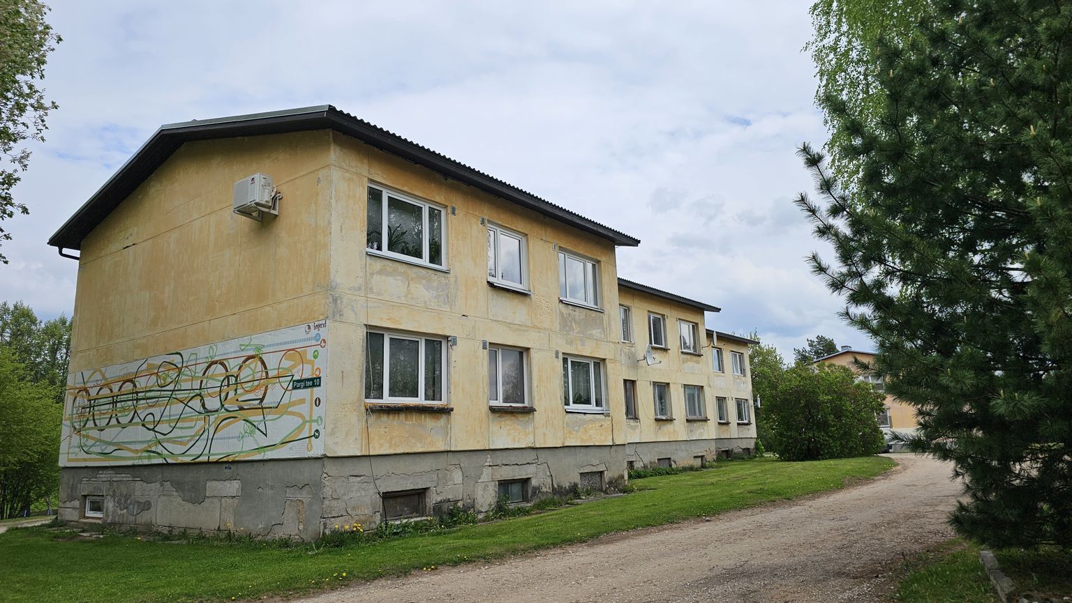 Teadaolevalt leiti surnud mees sellest Moostes asuvast kortermajast.