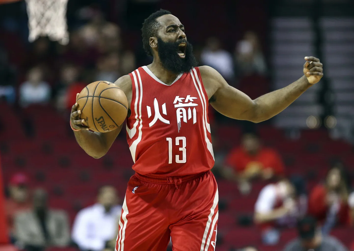James Harden (pildil) sai küll vigastada, ent ei lahkunud platsilt ja aitas koduklubil võita Sacramento Kingsi.