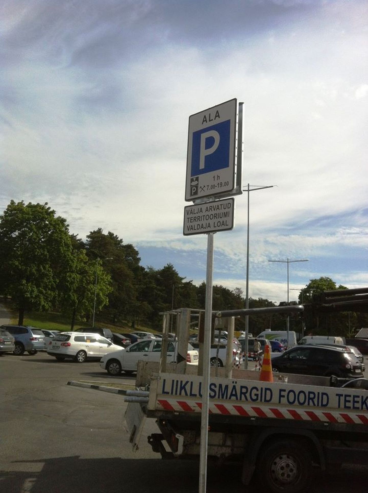 Sellest nädalt tohib Nõmme turu parklas parkida tund aega ning parkimisaja algus tuleb fikseerida parkimiskellaga.