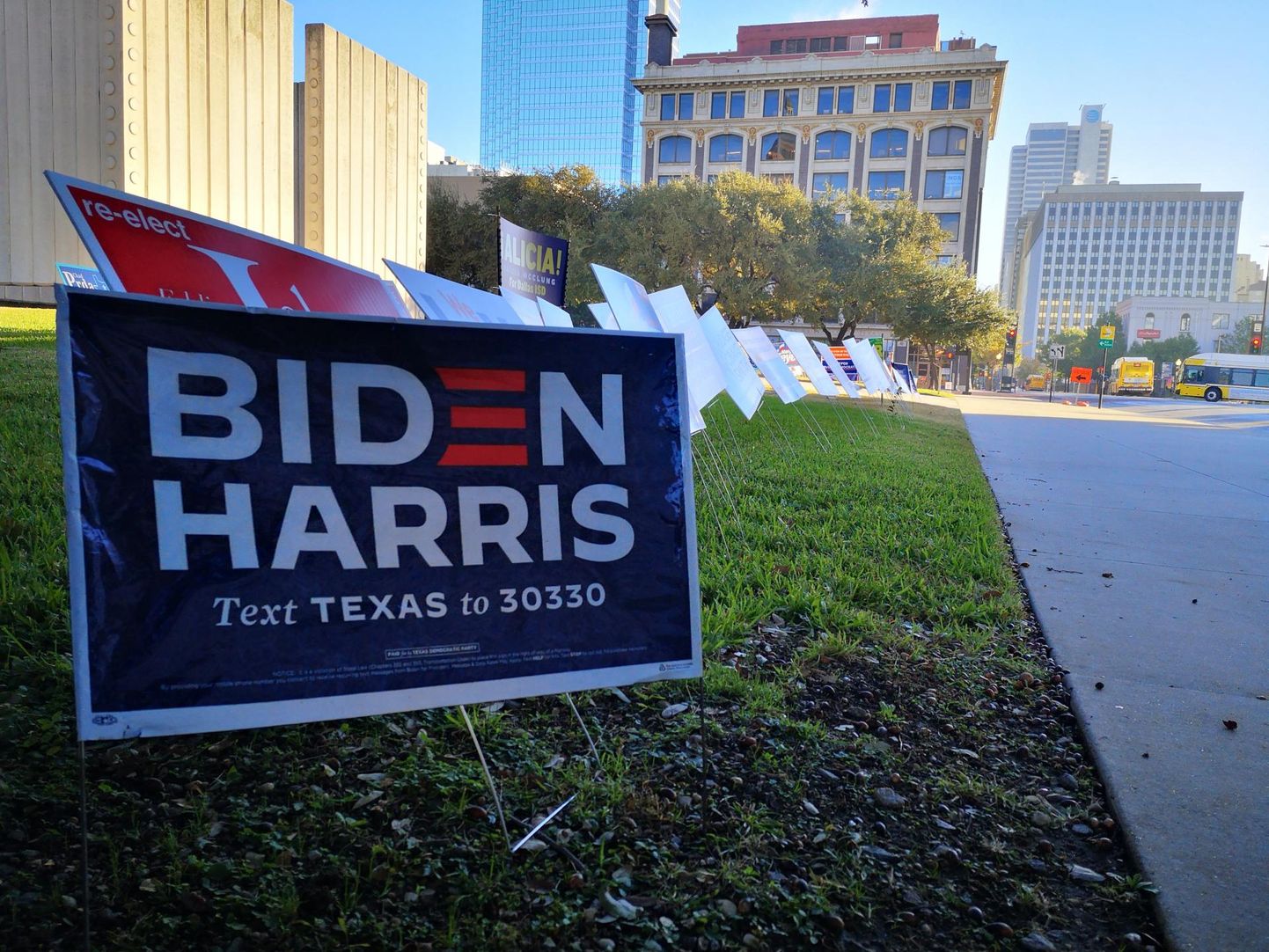 Võitlus Texases, kus demokraatidele pole presidendivalimistel häält antud 1976. aastast, kestab viimase hetkeni. Mike Bloomberg teatas hiljuti, et suunab Bideni kampaania toetuseks Texases ja Ohios veel 15 miljonit dollarit.