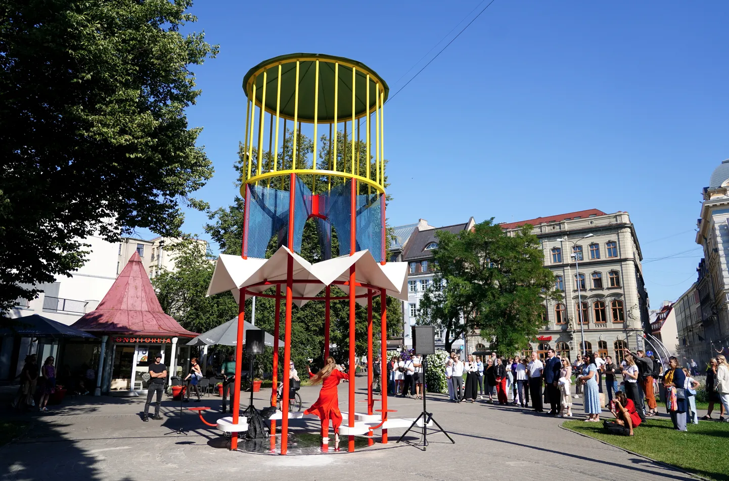 Jaunizveidotais vides dizaina un mākslas objekts "Paviljons" Līvu laukumā.