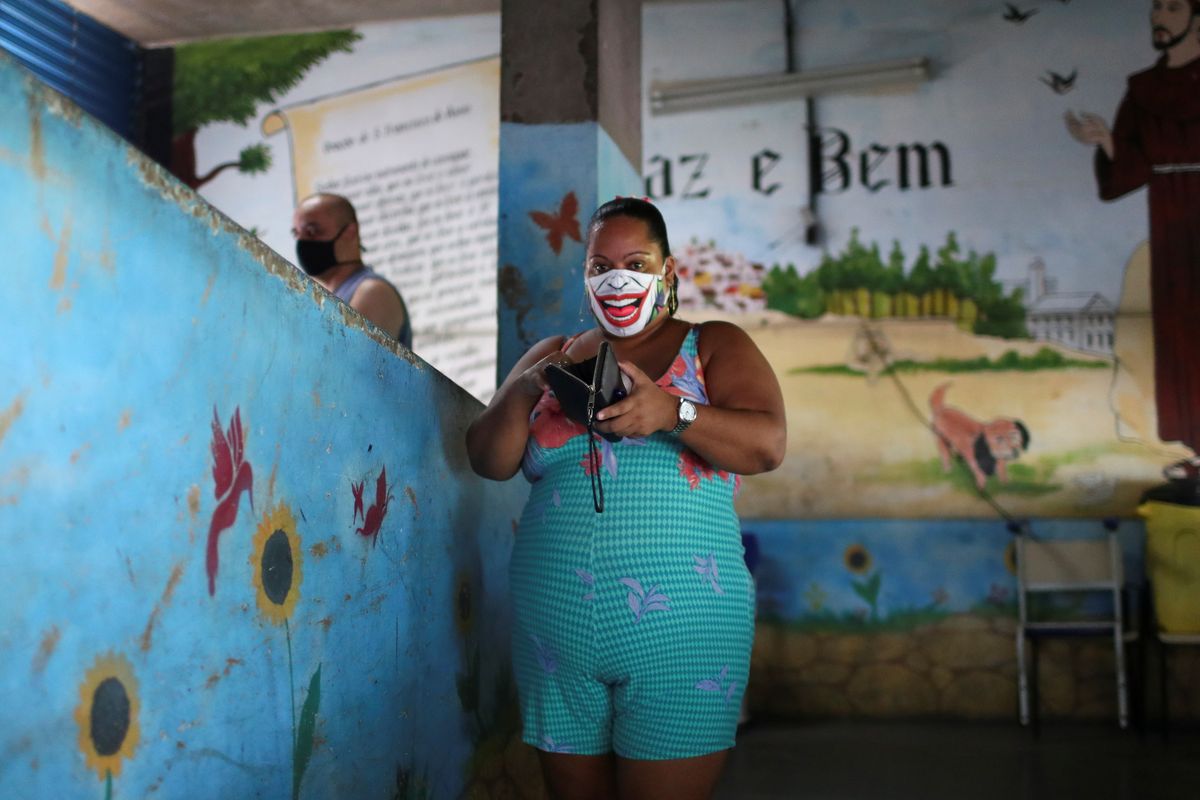 Sieviete ieradusies uz Riodežaneiro pašvaldību vēlēšanām.