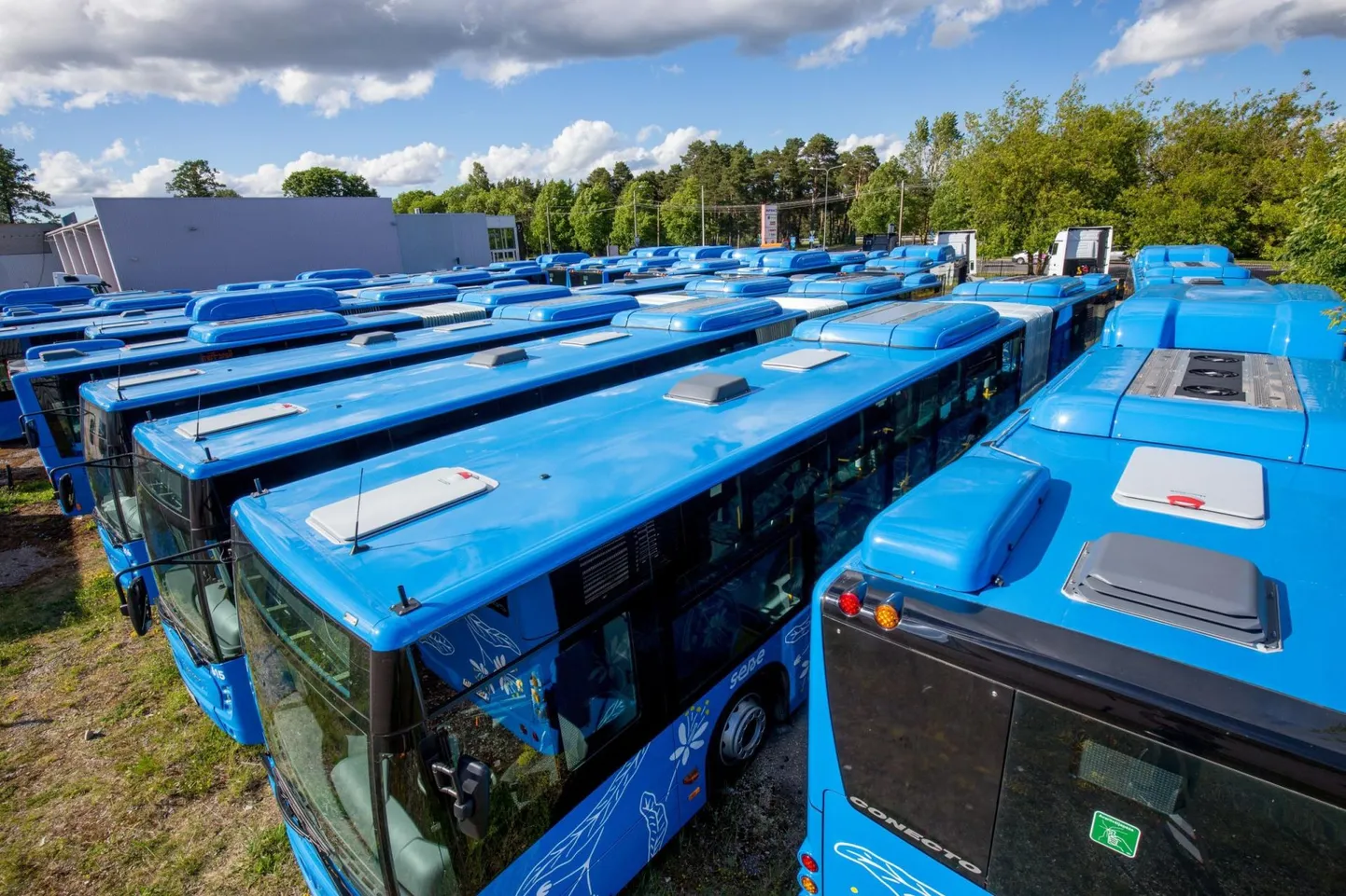 Linnabussid saavad esmaspäevast Raja tänaval ümber keerata ja hakkavad läbima alalist Raja bussipeatust.