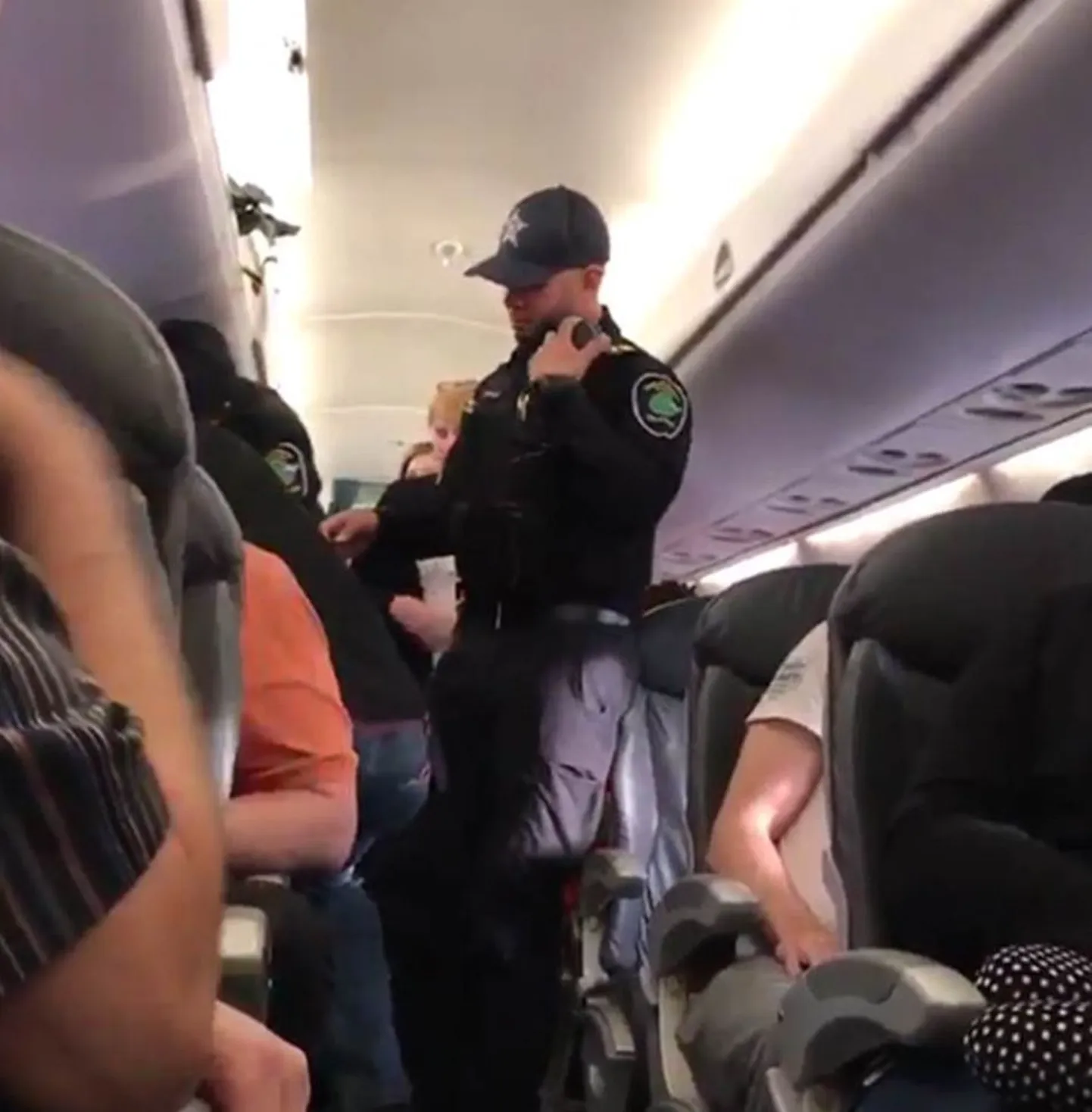 Reisija väljaviskamine United Airlinesi lennult