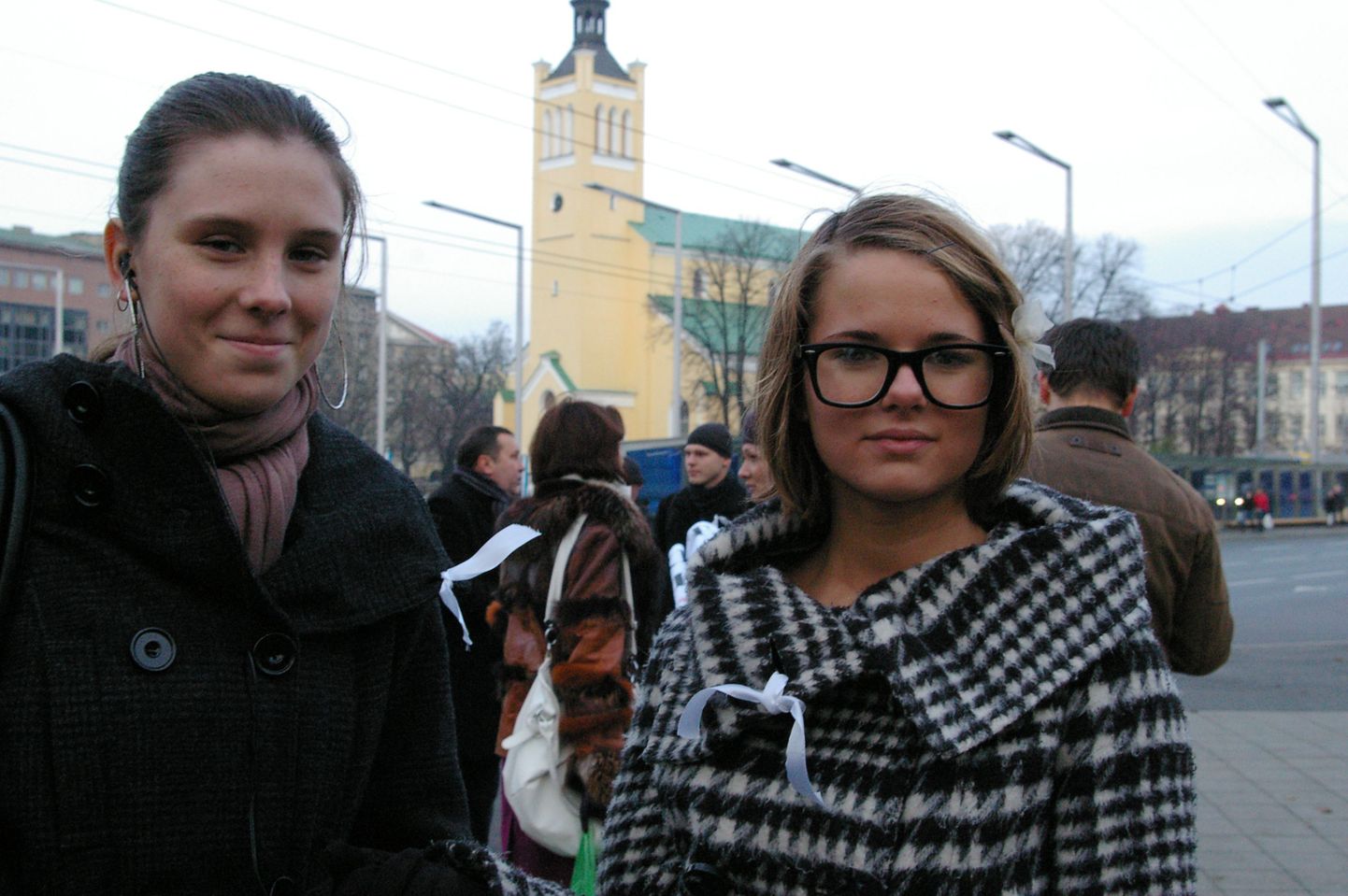 Екатерина (слева), ученица Русского лицея, и Дана (справа), ученица гимназии Ярвеотса, на пикете в защиту образования на русском языке в Эстонии