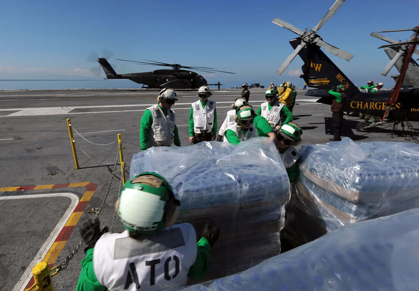 Haiti inimestele mõeldud joogiveepudelite kuhjad USA lennukikandja USS Carl Vinsoni pardal.