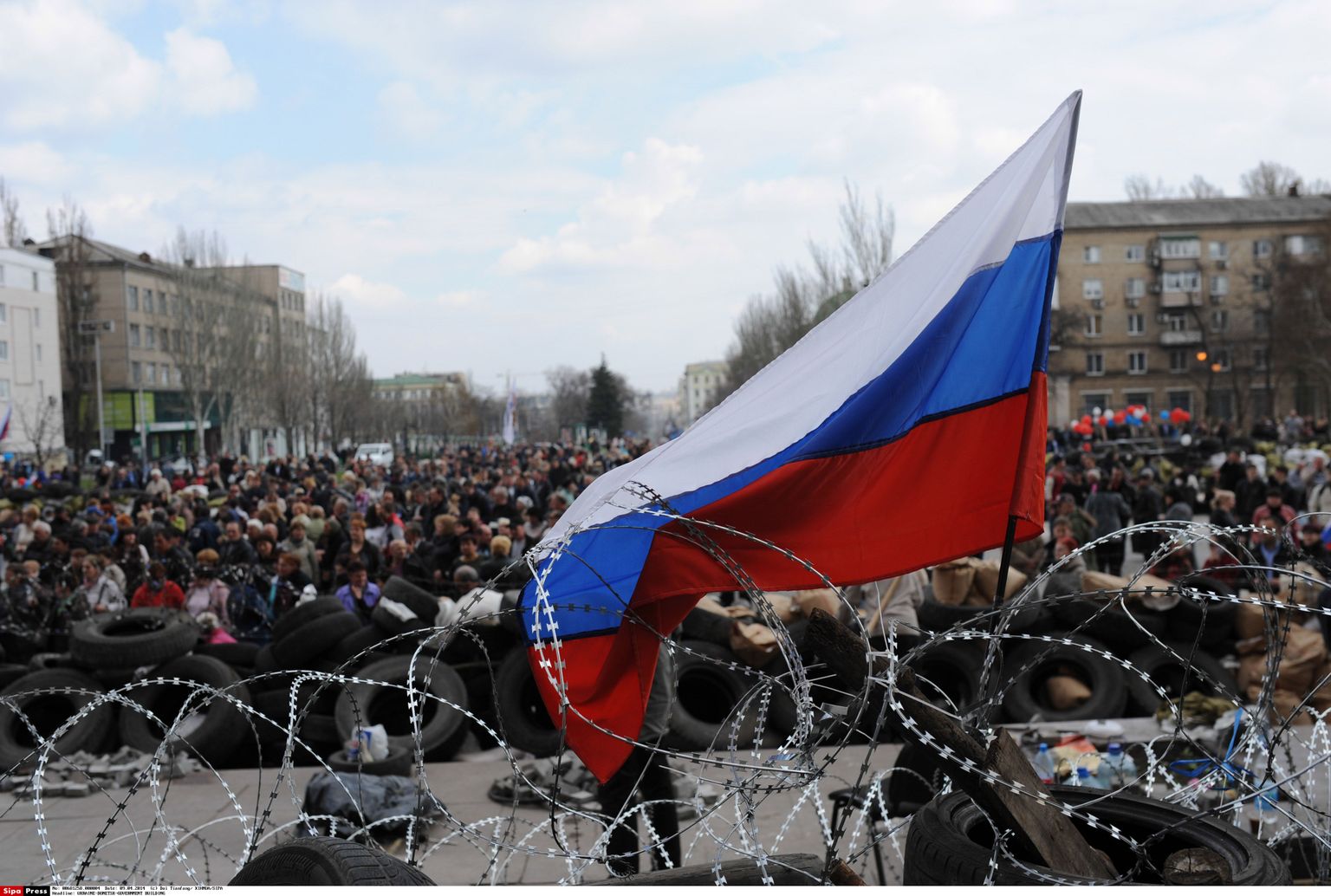 Venemeelsed aktivistid Donetski oblastivalitsuse hoone juures 9. aprillil.