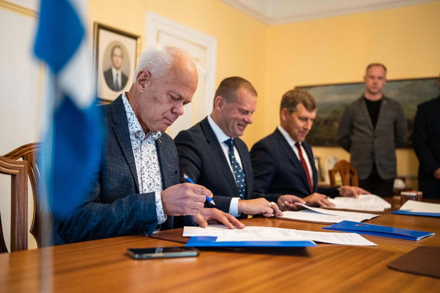 Koalitsioonilepingule kirjutasid alla Toomas Kivimägi Reformierakonnast, Romek Kosenkranius valimisliidust ja Andres Metsoja Isamaast.