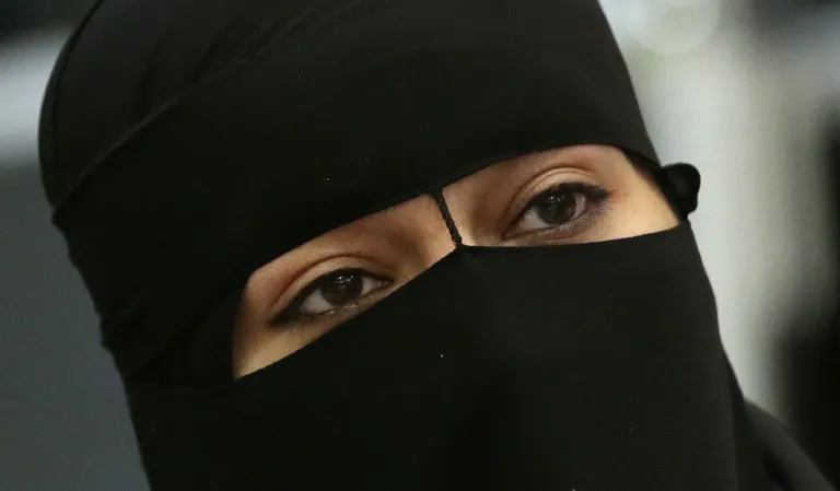 Nikaab on kukla tagant kinnitatav näokate, mis jätab silmad nähtavale. Foto: Itar-Tass