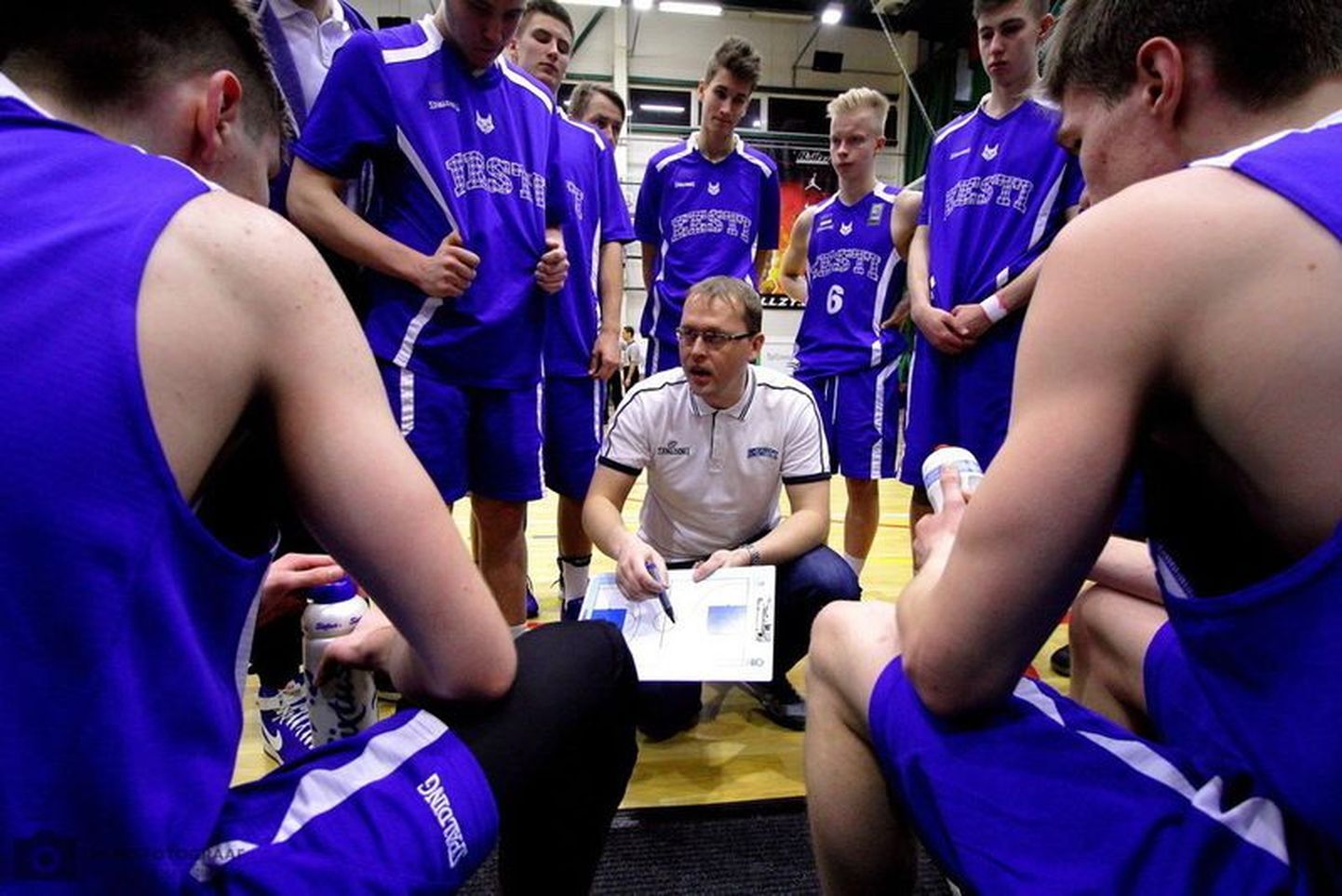 Eesti alla 18-aastaste poiste korvpallikoondise peatreener Vaido Rego jagamas hoolealustele juhtnööre.