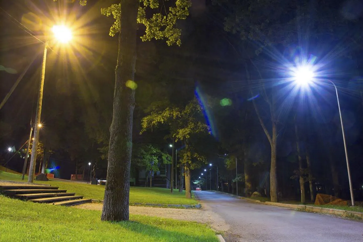 Trepimäe alumise otsa juures on huvilistel võimalik pimedal ajal oma silmaga veenduda, mil määral uudsest LED-lambist (paremal) tulev valgus erineb vana naatriumpirni antavast.