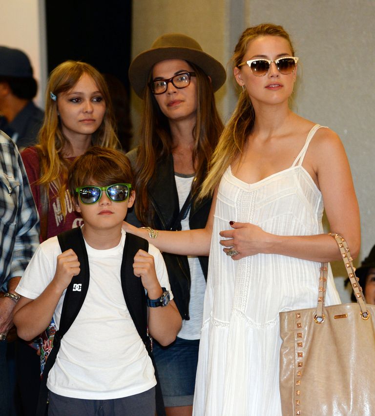 Päikseprille kandev 11-aastane Jack 2013. aastal. Poisi taga on tema õde, Lily-Rose Depp.
