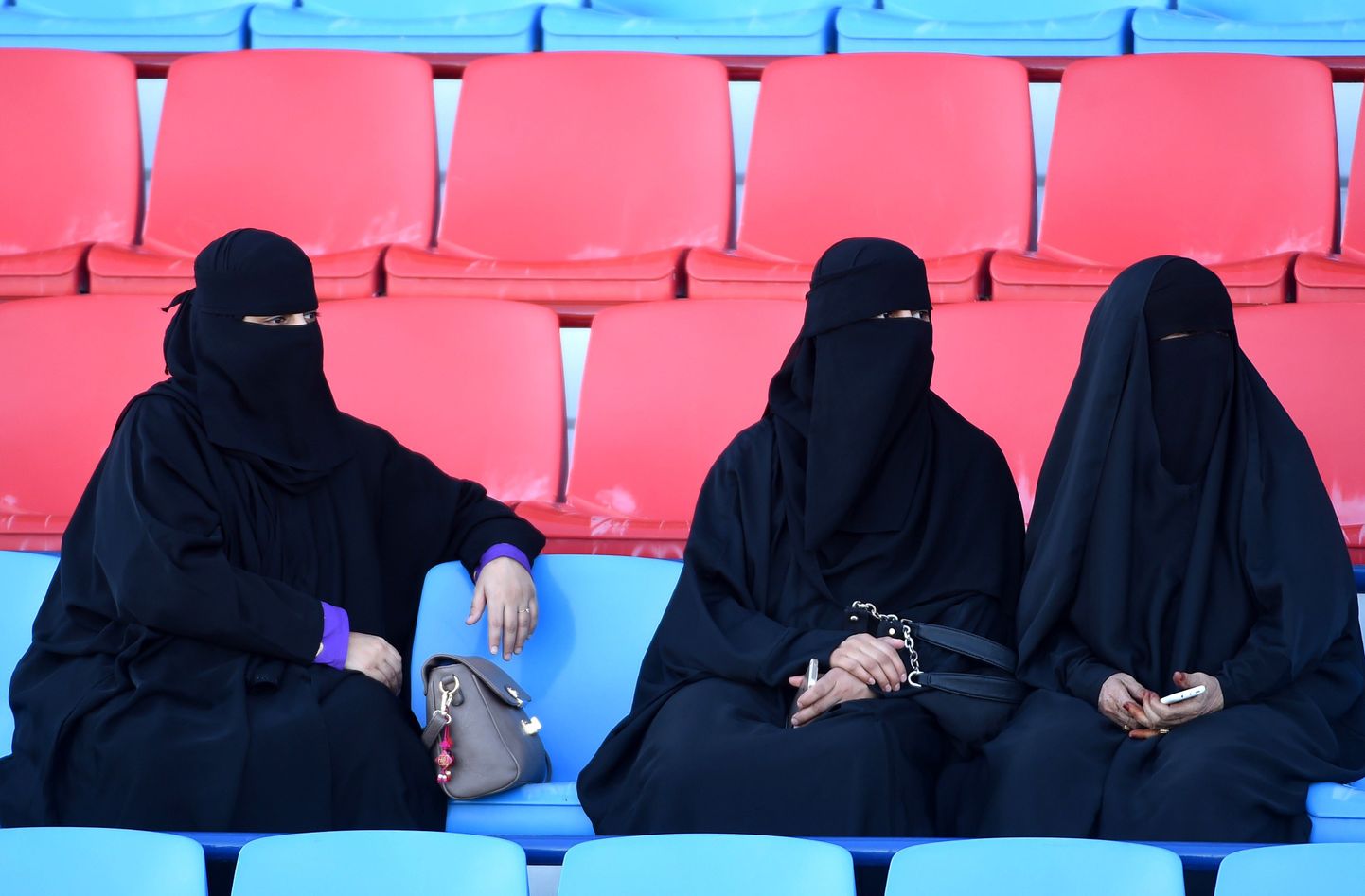 Vastavalt riigis kehtivatele tavadele riietatud saudi naised.