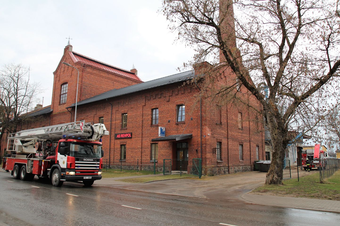 Võru päästjad said väljakutse, et lõigata lahti aknatehase hoone korstnas asuv tulekolle.