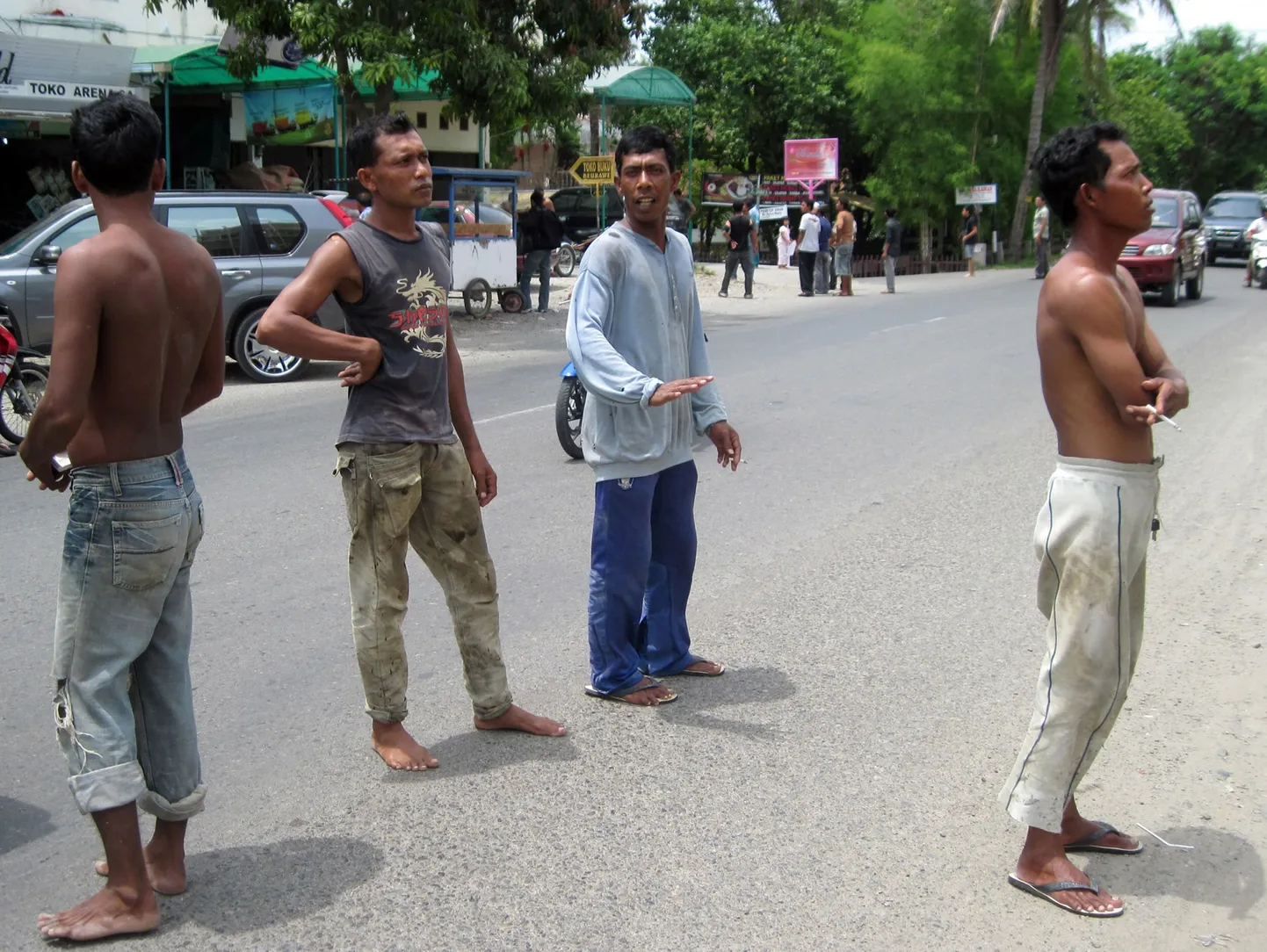 Inimesed tulid Acehis tänavatele.