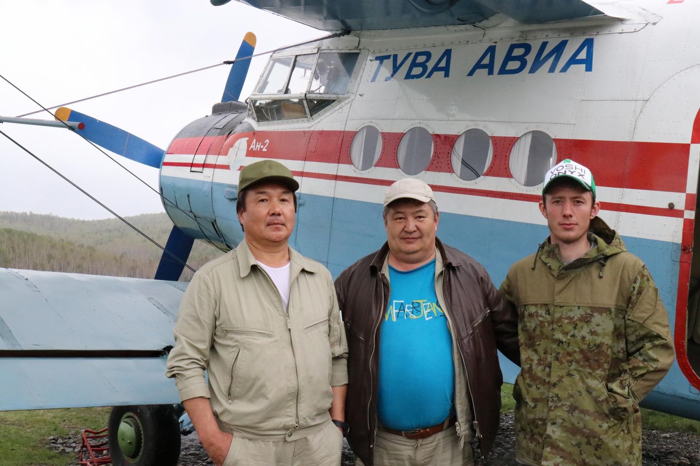 Tõvalastest An-2 piloodid ja kohalik metsatuletõrjuja Nikita Dedelkin. Tõvalased on endised reisilennukite piloodid, kes läksid pensionile ning leidsid Verhneussinskis uue töö. FOTO: Jaanus Piirsalu