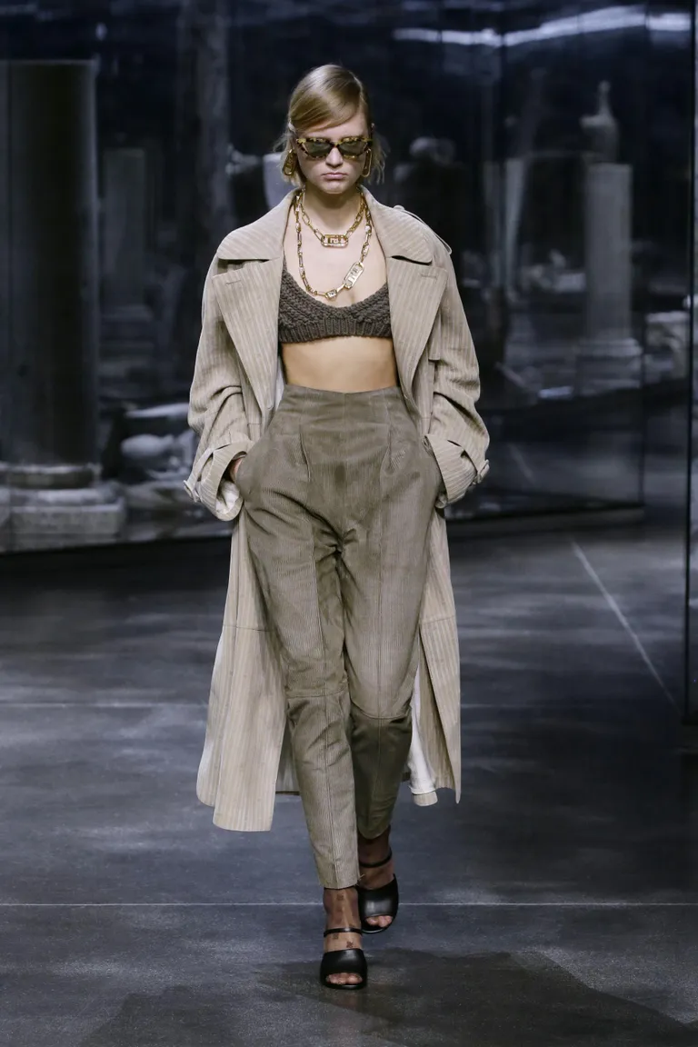 Uhutud värvid ja rustikaalsed tekstuurid. Fendi, Milano moenädal.