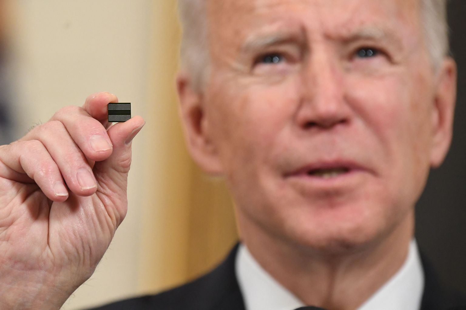USA president Joe Biden hoidmas mikrokiipi.