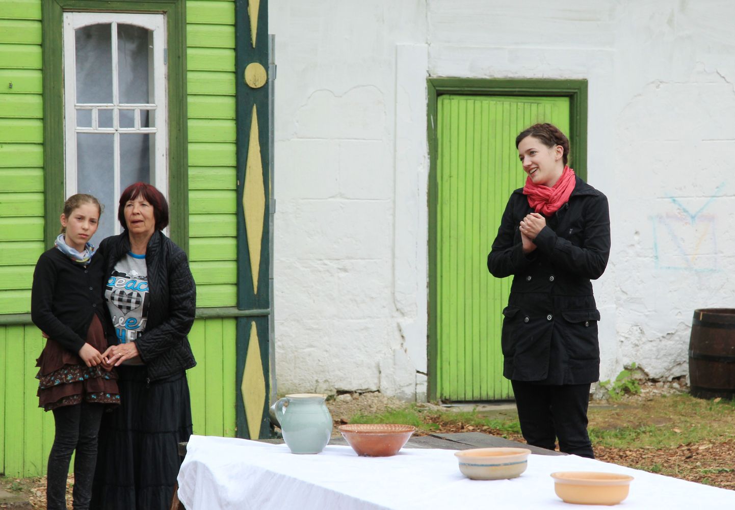 Riinu Külvik (vasakult), Marje Metsur ja Marian Heinat kehastavad jõuka Kalju pere kolme eri põlvkonna naisi. Pildistatud proovi, kus näitlejatel ei olnud veel kostüüme.