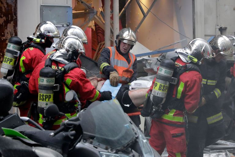Päästjad evakueerimas plahvatusepaigast Pariisi kesklinnas vigastatud meest.