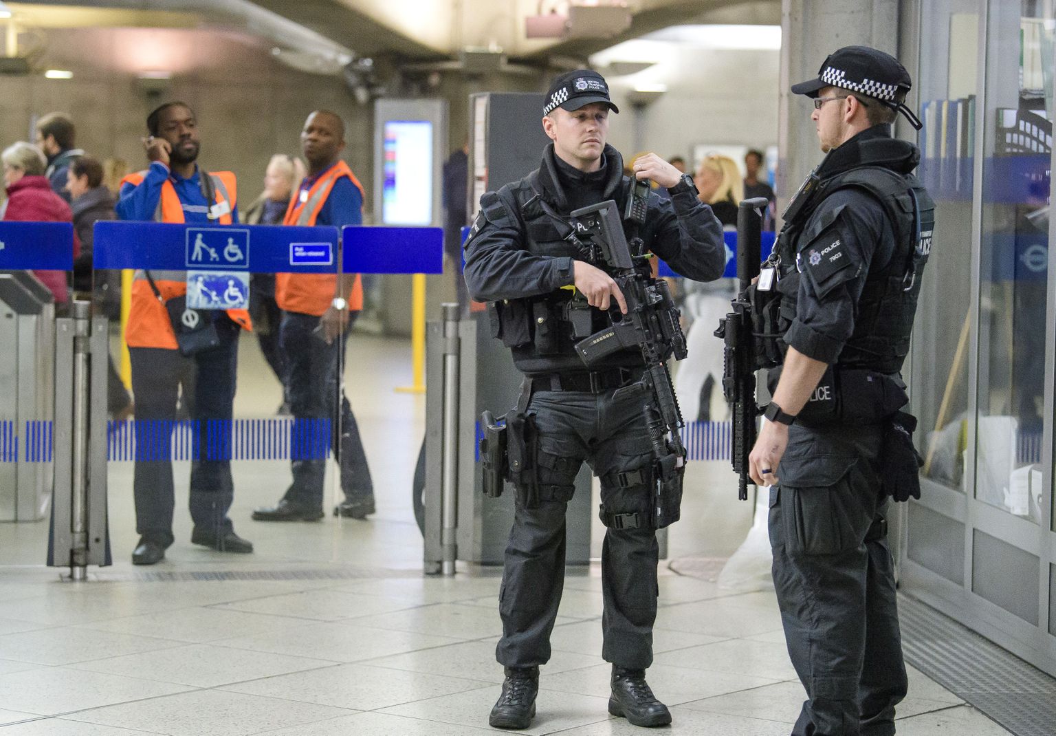 Suure terroriohu tõttu on Londonis korda tagamas senisest enam relvastatud politseinikke. Appi on võetud ka sõjaväelased.