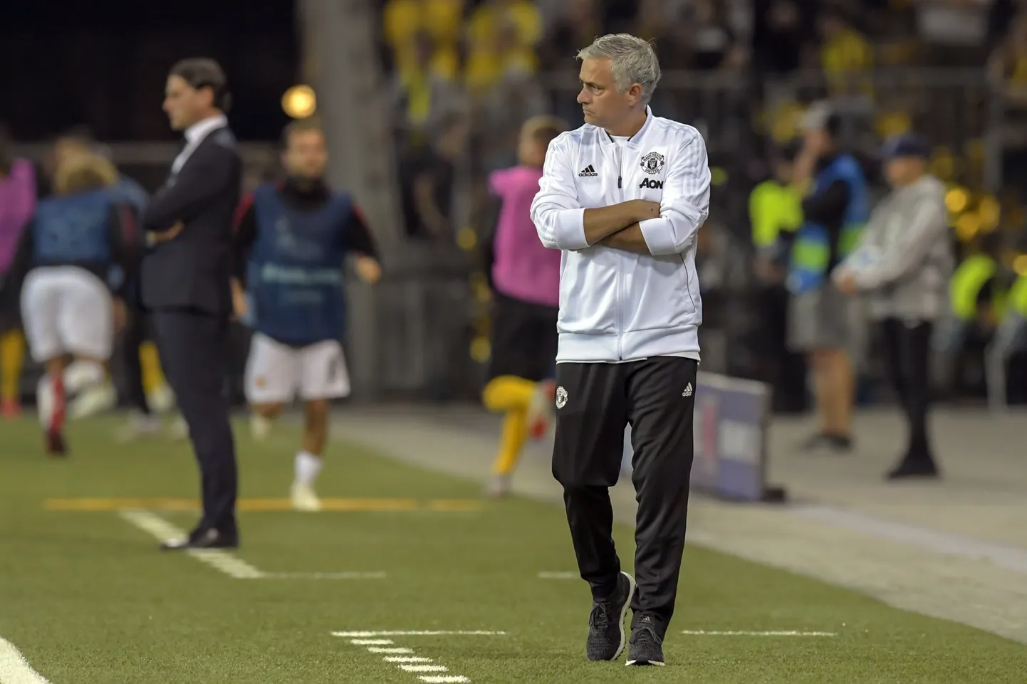 Jose Mourinho kunstmurul ringi jalutamas.