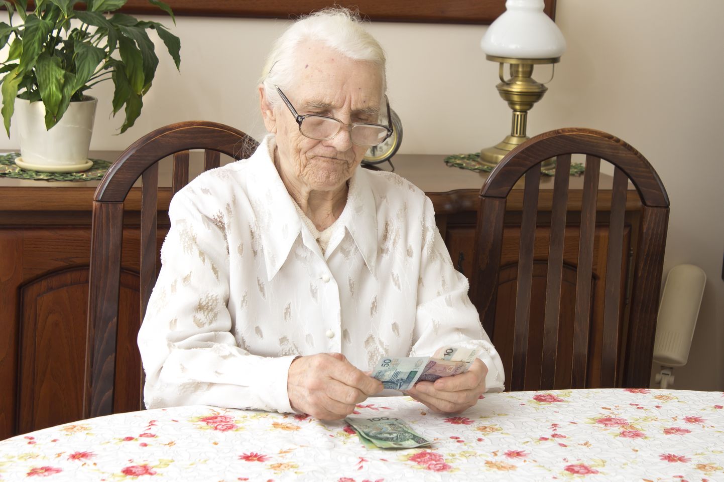 Üksi elava pensionäri toetust makstakse neile, kes on ajavahemikus 1. aprillist 30. septembrini vanaduspensionieas, elavad rahvastikuregistri andmetel üksi ning kelle vanaduspension on alla 540 euro.