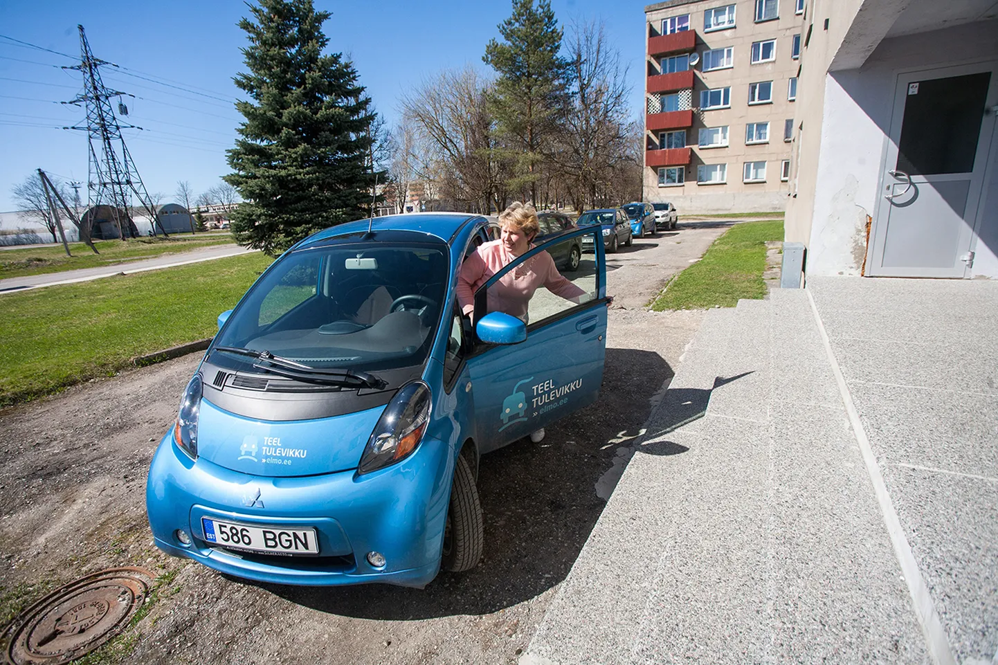 Paide linna koduhooldustöötaja Ester Kivinurm jääb oma elektriautoga rahule, sest linnas on sellega väga mugav liikuda.