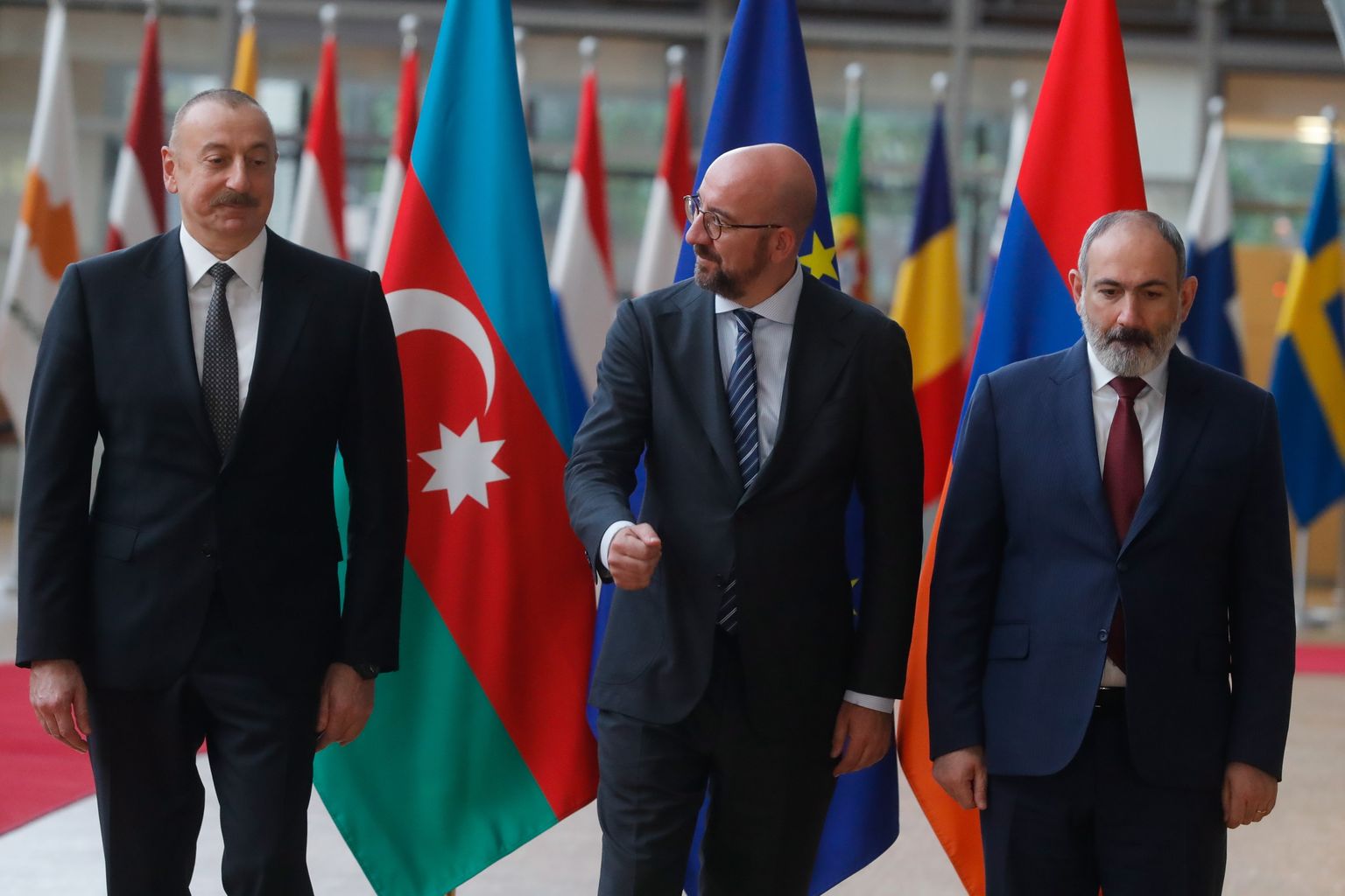 Aserbaidžaani president Ilham Alijev (vasakul), Euroopa Ülemkogu alaline eesistuja Charles Michel ja Armeenia peaminister Nikol Pašinjan Brüsselis 22. mai 2022.