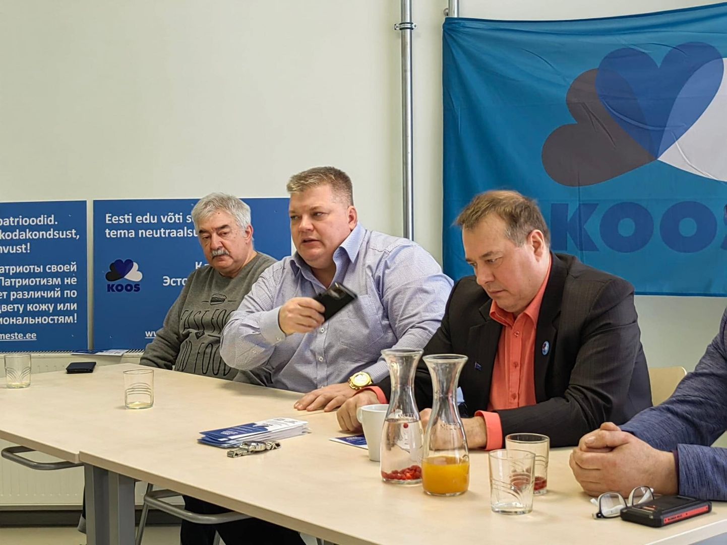 Председатель Объединенной левой партии Эстонии Игорь Розенфельд (слева) и руководители Koos Олег Иванов (в центре) и Айво Петерсон (справа).