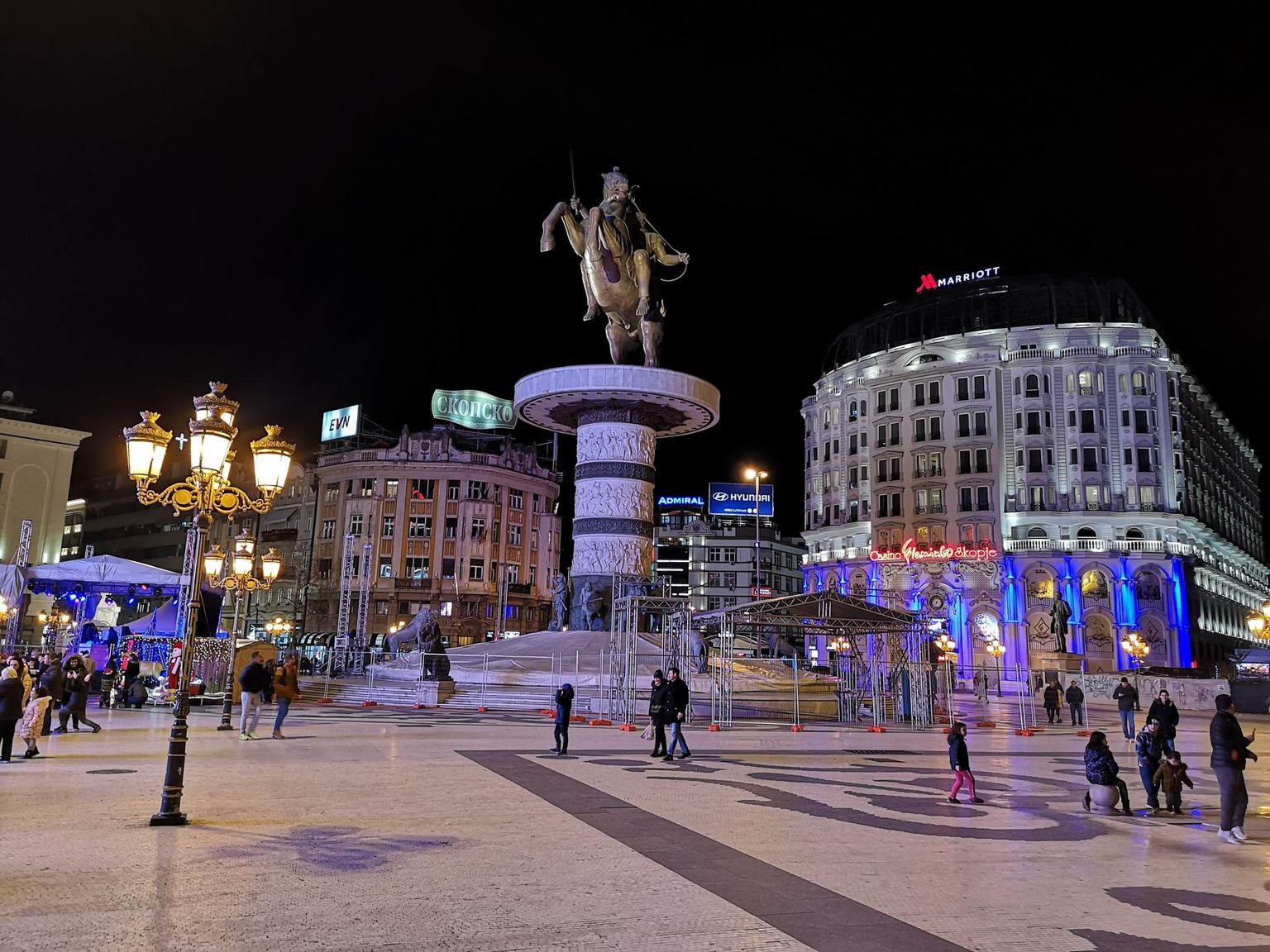 Öine Skopje detsembris 2019. Üle turumajanduse kõrgub Aleksander Suure monument, ja ta pole väike.  FOTOD: Krister Kivi