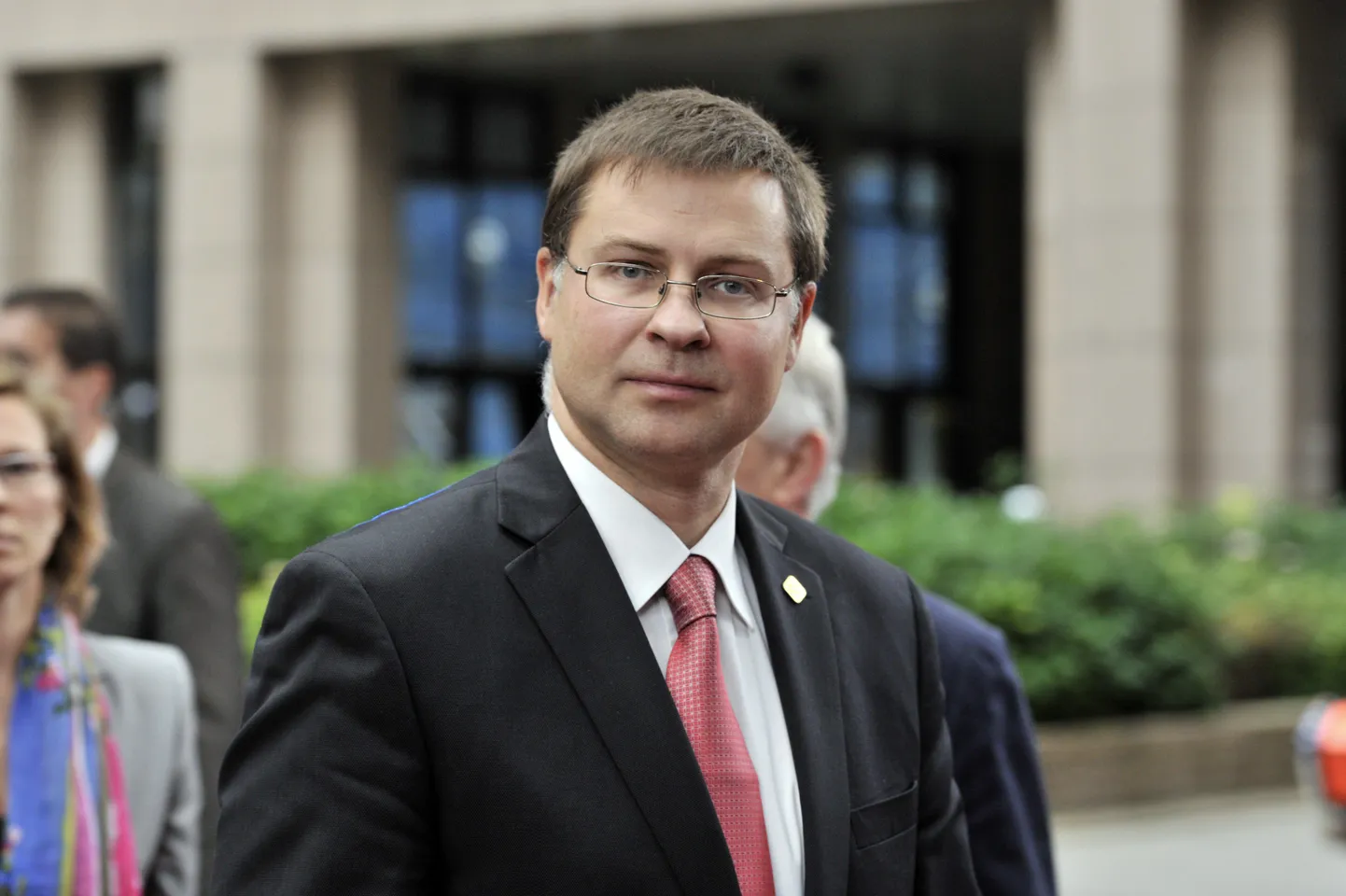 Läti praegune peaminister Dombrovskis teatas novembris otsusest tagasi astuda, võttes vastutuse 21. novembril Riias 54 inimese elu nõudnud kauplusevaringu eest.