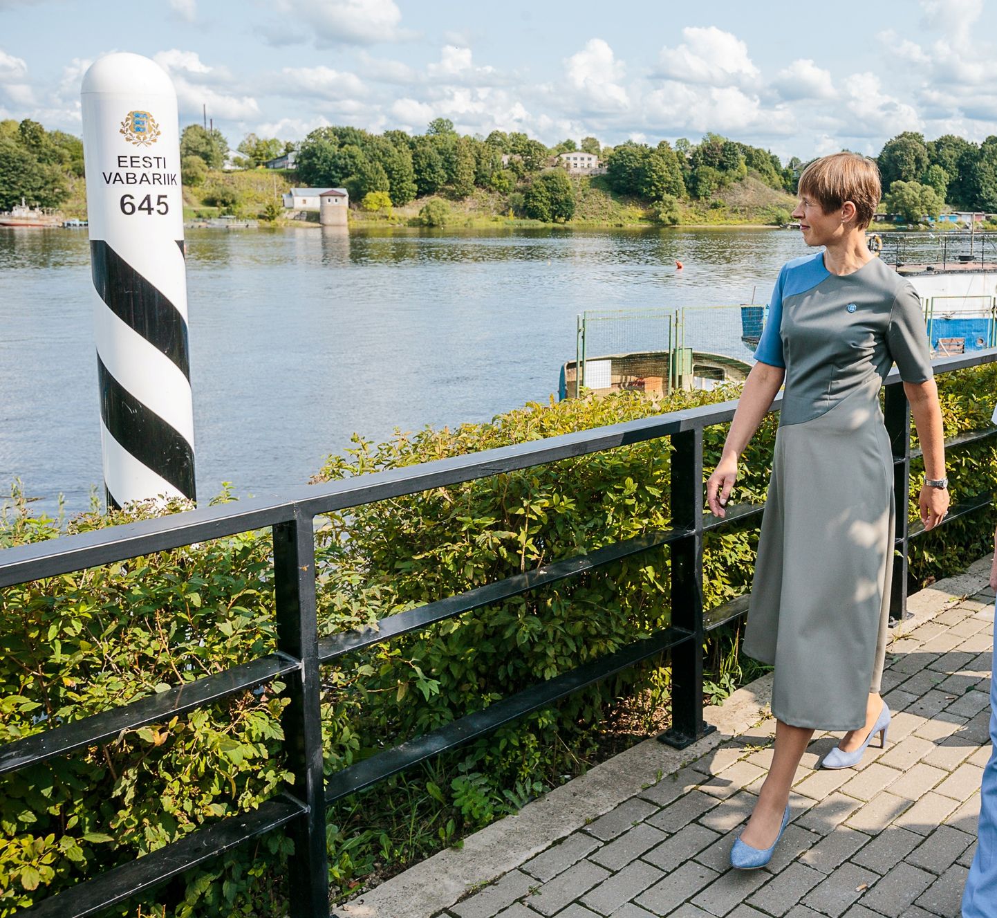 Augusti lõpus tegi Kersti Kaljullaid Narvas jalutuskäigu jõeäärsel promenaadil. Seekord on tal plaanis osaleda tuurade laskmises Narva jõkke. ILJA SMIRNOV