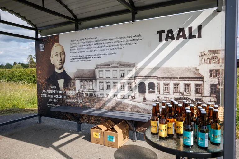 Tori kooli alevikusuunalise ootekoja seina katab 1914. aastal tehtud foto Eesti esimese karskusseltsi Täht 25. aastapäeva pidulikust rongkäigust kõnekoosolekule Tori riigimõisa kaasikusse.
