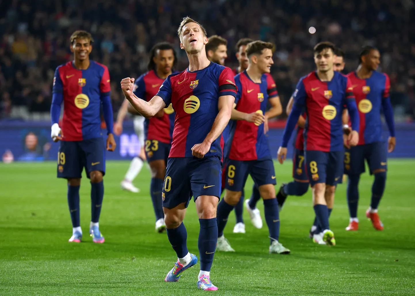 Barcelona ründaja Dani Olmo (keskel ees) rõõmustab märtsi lõpus löödud värava üle.